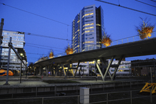 903008 Gezicht op de Moreelsebrug over het Centraal Station te Utrecht, tijdens de schemering, met verlichte bomen en ...